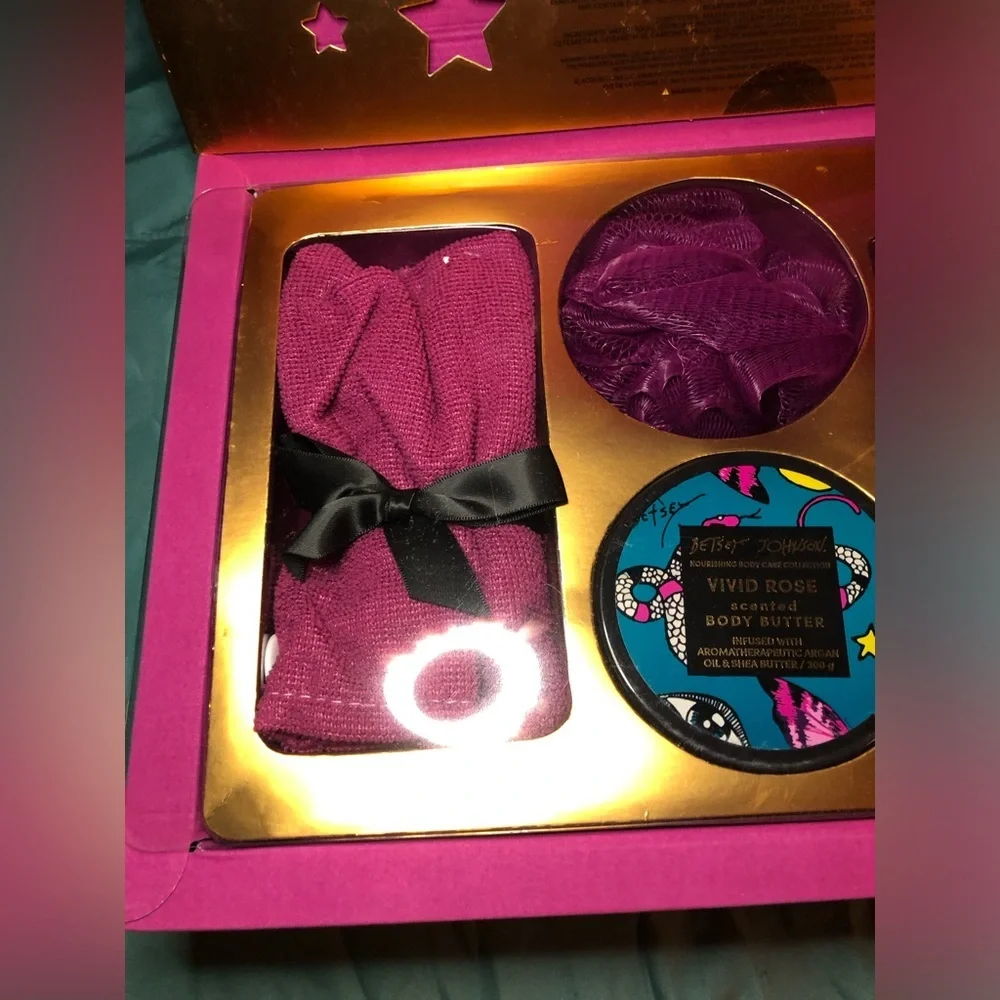 🌺🎀🍬Betsey Johnson Purple/ Magenta Body Wash Collection🎀🍬🌺